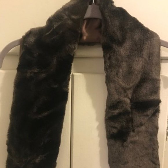 Vintage New York & company faux fur scarf. 40X5 - Picture 3 of 7